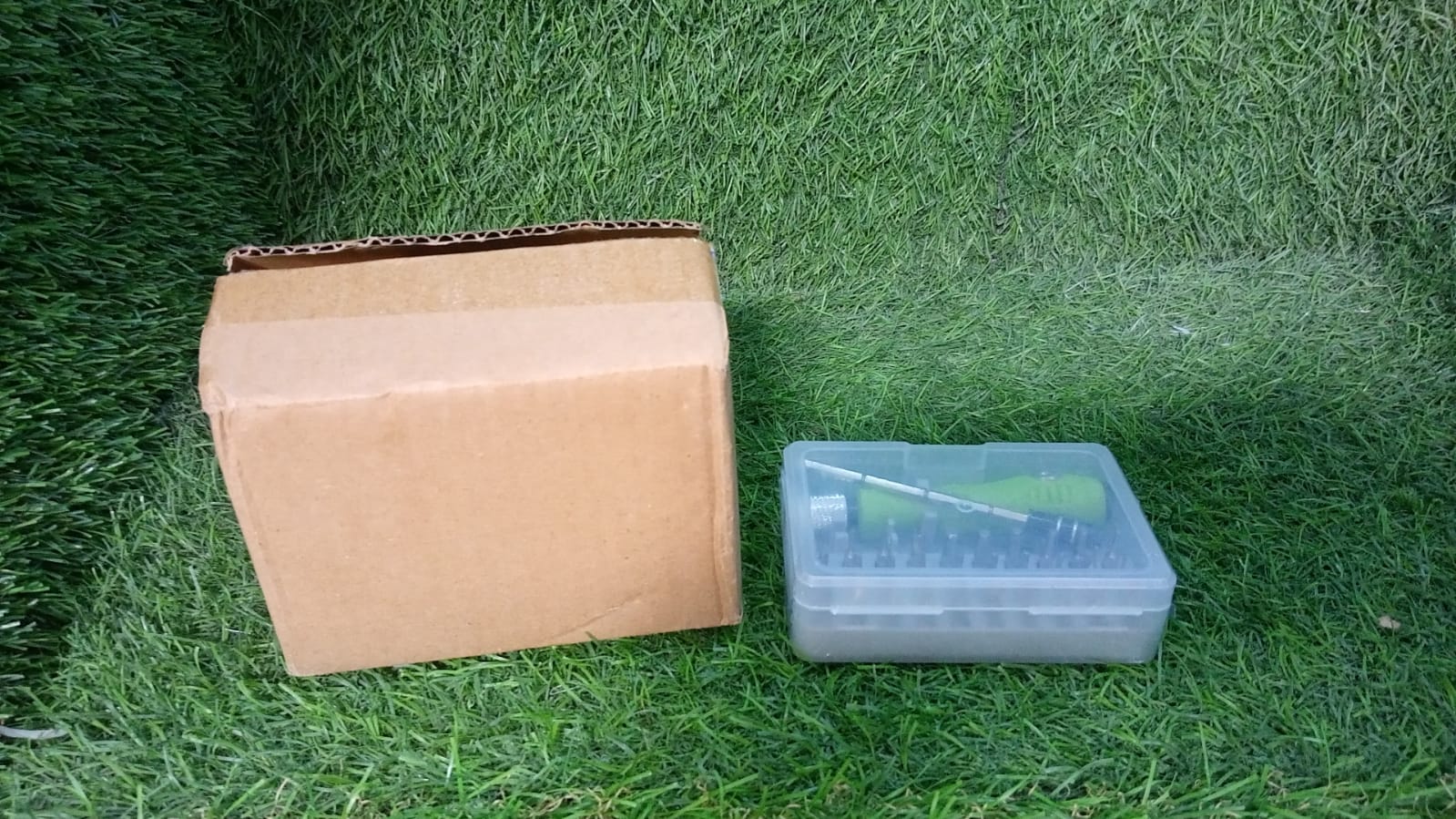 Mini screwdriver set with 32 bits and magnetic extension rod, perfect for electronics and home repairs. Mini screwdriver set with 32 bits and magnetic extension rod, perfect for electronics and home repairs.